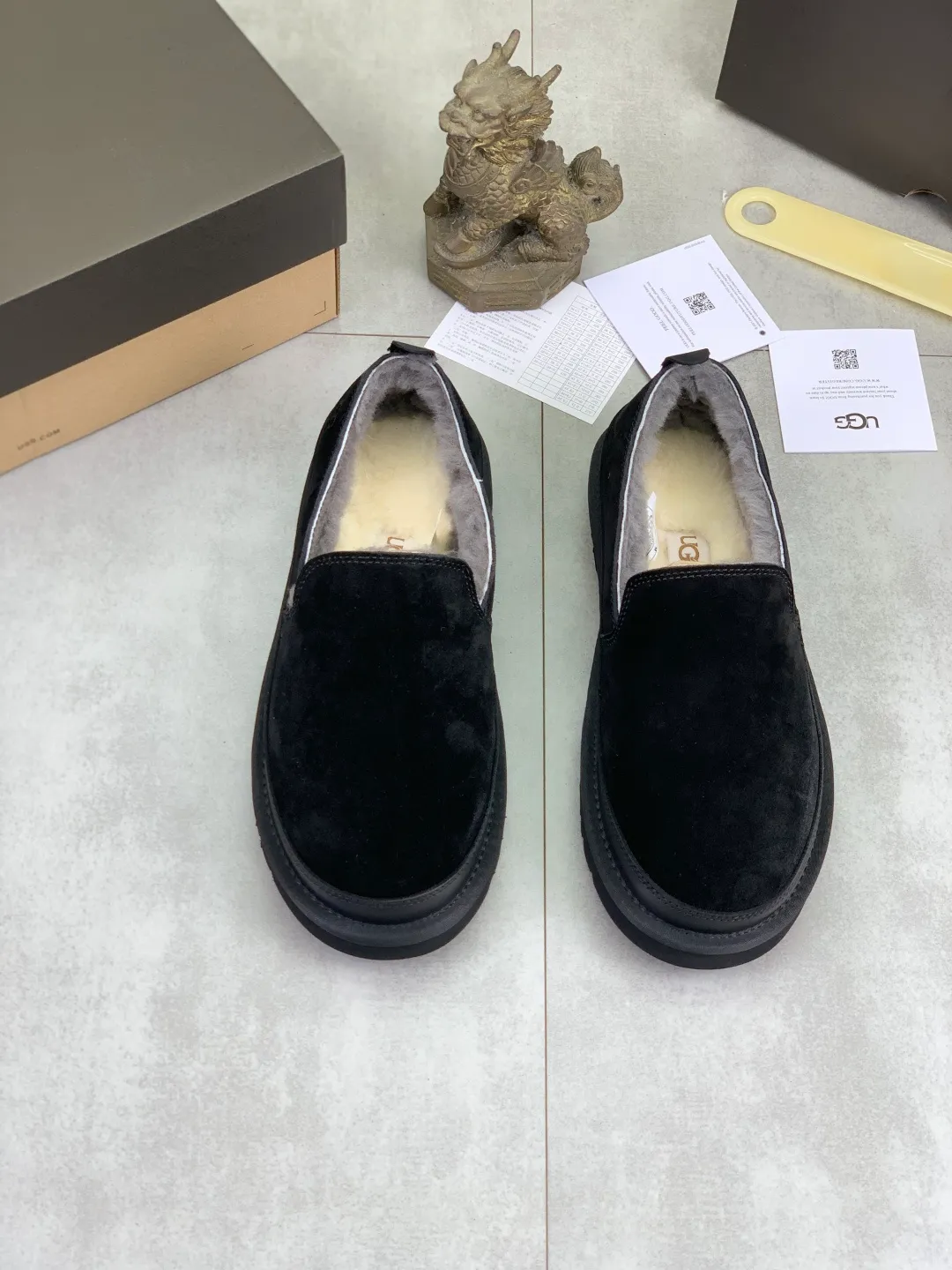 Men's shoes 💰P480 [New model] low-cut popular style 💰 versatile casual wool shoes 🆘 "Real Wool" [UGG] 👉 Popular men's shoes official website synchronization 🔰Quality [proud] is not comparable to the imitations in the general market 🌀The upper is imported Italian frosted cowhide, and the lining: foot pads 🅰️grade 🐑real wool👻Only Grade A can show the effect It feels smooth and delicate 🔱The shoe shape is grand, only the factory can do it 🎄The perfect toughness of the original outsole 👻⬛️ allows customers to say goodbye to one-time consumption. It is made of real wool and is super warm. 3⃣️colors available Size male: 39-45